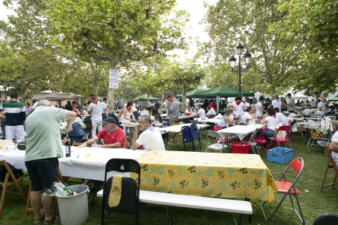 Fuego, leña, brasas, barbacoas y costillas. La Plaza de El Ferial de Huarte acogió este lunes, 18 de septiembre, la tradicional costillada popular en el marco de las fiestas patronales de la localidad