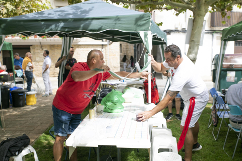 Fuego, leña, brasas, barbacoas y costillas. La Plaza de El Ferial de Huarte acogió este lunes, 18 de septiembre, la tradicional costillada popular en el marco de las fiestas patronales de la localidad