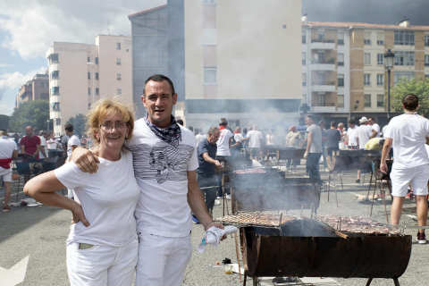 Fuego, leña, brasas, barbacoas y costillas. La Plaza de El Ferial de Huarte acogió este lunes, 18 de septiembre, la tradicional costillada popular en el marco de las fiestas patronales de la localidad