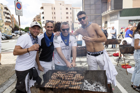 Fuego, leña, brasas, barbacoas y costillas. La Plaza de El Ferial de Huarte acogió este lunes, 18 de septiembre, la tradicional costillada popular en el marco de las fiestas patronales de la localidad