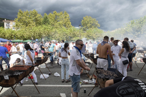 Fuego, leña, brasas, barbacoas y costillas. La Plaza de El Ferial de Huarte acogió este lunes, 18 de septiembre, la tradicional costillada popular en el marco de las fiestas patronales de la localidad