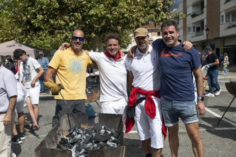 Fuego, leña, brasas, barbacoas y costillas. La Plaza de El Ferial de Huarte acogió este lunes, 18 de septiembre, la tradicional costillada popular en el marco de las fiestas patronales de la localidad