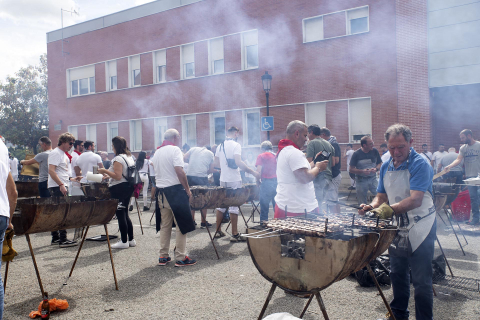 Fuego, leña, brasas, barbacoas y costillas. La Plaza de El Ferial de Huarte acogió este lunes, 18 de septiembre, la tradicional costillada popular en el marco de las fiestas patronales de la localidad