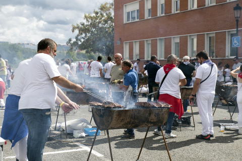 Fuego, leña, brasas, barbacoas y costillas. La Plaza de El Ferial de Huarte acogió este lunes, 18 de septiembre, la tradicional costillada popular en el marco de las fiestas patronales de la localidad