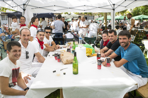 Fuego, leña, brasas, barbacoas y costillas. La Plaza de El Ferial de Huarte acogió este lunes, 18 de septiembre, la tradicional costillada popular en el marco de las fiestas patronales de la localidad