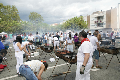 Fuego, leña, brasas, barbacoas y costillas. La Plaza de El Ferial de Huarte acogió este lunes, 18 de septiembre, la tradicional costillada popular en el marco de las fiestas patronales de la localidad