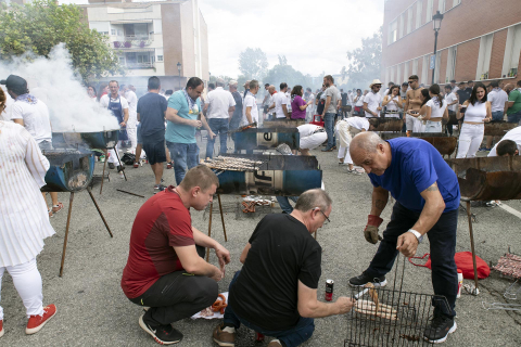 Fuego, leña, brasas, barbacoas y costillas. La Plaza de El Ferial de Huarte acogió este lunes, 18 de septiembre, la tradicional costillada popular en el marco de las fiestas patronales de la localidad