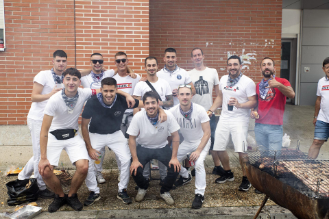 Fuego, leña, brasas, barbacoas y costillas. La Plaza de El Ferial de Huarte acogió este lunes, 18 de septiembre, la tradicional costillada popular en el marco de las fiestas patronales de la localidad
