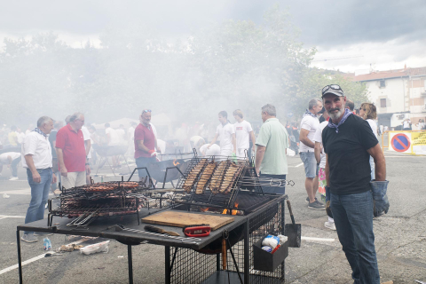 Fuego, leña, brasas, barbacoas y costillas. La Plaza de El Ferial de Huarte acogió este lunes, 18 de septiembre, la tradicional costillada popular en el marco de las fiestas patronales de la localidad