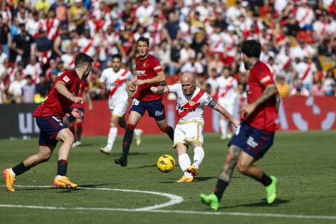 Encuentro entre el Rayo Vallecano y el C.A. Osasuna disputado en el estadio de Vallecas y correspondiente a la Jornada 32 de LaLiga EA Sports.