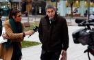 El abogado de la víctima de 'La Manada', Miguel Ángel Morán, atiende a los periodistas a su llegada al Palacio de Justicia de Navarra.