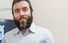 Mikel Pagola muestra el cartel del concuros de fuegos artificiales de San Fermín Mikel Pagola muestra el cartel del concuros de fuegos artificiales de San Fermín