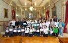 Los alumnos ganadores del concurso, junto a sus profesores y representantes municipales, en la entrega de premios