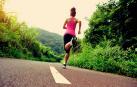 Una mujer, corriendo en una carretera