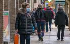 Varias personas pasean por una calle de Estella Varias personas pasean por una calle de Estella