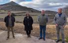 Los alcaldes Eugenio Barbarin, Carmen Puerta, Aurelio Pardo y José Ignacio Urra, en Ázqueta con Villamayor y el castillo al fondo Los alcaldes Eugenio Barbarin, Carmen Puerta, Aurelio Pardo y José Ignacio Urra, en Ázqueta con Villamayor y el castillo al fondo