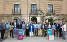 Participantes e invitados al programa ‘Impulsar Navarra’ celebrado ayer en Villafranca posaron juntos en la entrada a la casa de cultura de la localidad