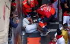 Servicios sanitarios atienden a un herido en el encierro