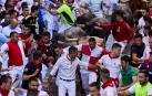 A la izquierda de la imagen, con camiseta de franjas roja y blanca, Mateo Ferris Prades después de recibir un pinchazo de los ‘escolares’.