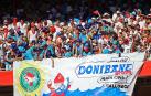 Con los primeros calores, los socios de la Peña Donibane se disfrazaron para disfrutar de su particular playa Con los primeros calores, los socios de la Peña Donibane se disfrazaron para disfrutar de su particular playa