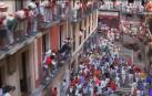 Varias carreras de los mozos al paso de un toro suelto por Estafeta