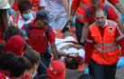 El australiano es trasladado a la enfermería de la plaza de Toros seguido por su novia y un amigo