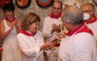 Miki Ayestarán Domínguez le entrega el Gallico de Oro a Pilar García Granero.