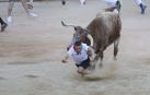 Imagen del mozo arrollado por los Victoriano del Río tras levantarse en el ruedo de la plaza de toros en el séptimo encierro