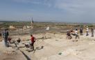 Varios de los participantes en la excavación trabajan en la zona que se ha elegido este año. Al fondo se ve la torre de la iglesia de Valtierra Varios de los participantes en la excavación trabajan en la zona que se ha elegido este año. Al fondo se ve la torre de la iglesia de Valtierra
