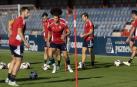Lucas Torró, en el centro de la imagen, espera a recibir un balón en la última sesión de la semana que tuvo lugar ayer en Tajonar a puerta cerrada