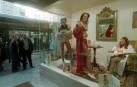 maniquies Roberto, Uxue y Erika, en el escaparate de la tienda de Conde Oliveto donde posaron durante dos días