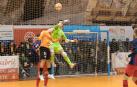El portero del Barça, Didac, protagonista del partido, despeja un balón ante Terry El portero del Barça, Didac, protagonista del partido, despeja un balón ante Terry