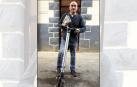 José Ramón Intxausti Beristáin. Regenta junto a la plaza de Leitza a sus 62 años de edad  Maimur, una librería abierta en 1991. Acude temprano a su destino laboral desde el barrio de Amaro, en Tolosa. Padre de Ane y Martxel, reparte la prensa entre establecimientos hosteleros y la hace llegar los fines de semana  a los suscriptores de la localidad.