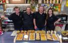 Parte del equipo de cocina y barra del bar Mol, en la plaza Consistorial número 2