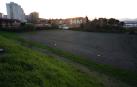 Vista de los terrenos destinados a vivienda en la nueva urbanización. Al fondo, el Pueblo Viejo