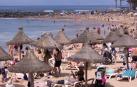 Numerosos turistas disfrutan del buen tiempo este sábado en la playa de El Camisón, en el municipio de Arona, al sur de la isla de Tenerife