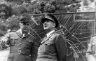 El capitán general de la VI Región Militar, Ángel Campano López, atiende las explicaciones durante las maniobras militares celebradas en Carrascal.