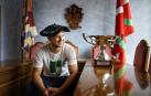 Aitor Elordi, con la txapela y el trofeo de campeón manomanista en Mallabia.