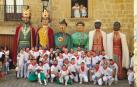Foto de Integrantes de la comparsa con las seis figuras a las que quiere renombrar las próximas fiestas