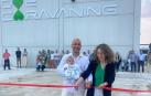 Javier Buil, con su mujer y su hijo, cortando la cinta de inauguración de Love Caravaning, en Beriáin