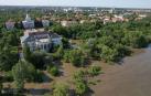 Imagen de las inundaciones en Nueva Kajovka, ciudad ocupada donde hay un gobierno instalado por Moscú, tras la destrucción este martes de una de las mayores y más importantes presas de Ucrania