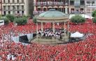 Miles de personas celebran en la Plaza del Castillo de Pamplona el inicio de las fiestas de los sanfermines 2023