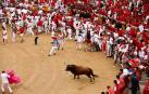 Toro rezagado en la plaza