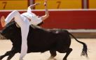 Secuencia del recortador corneado en la plaza de toros