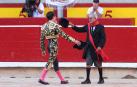 El alcalde de sol coloca el pañuelo rojo al diestro Ginés Marín tras cortar dos orejas al tercer toro de la tarde en la Plaza de Toros de Pamplona, dentro de la Feria del Toro de los Sanfermines 2023