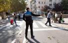 Un agente de Policía Municipal regulando un paso de peatones en Tudela