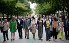 La presidenta, consejeros y miembros de su gabinete se dirigen andando por el Paseo de Sarasate al Parlamento de Navarra