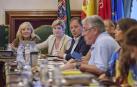 María García-Barberena (segunda por la izquierda) mira a Joseba Asiron (EH Bildu) uno de los ediles que ahora reconocen la intromisión al honor