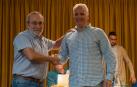 Carlos Alcuaz (dcha.), nuevo presidente de Mairaga, recibe la felicitación de su predecesor en el cargo, Jorge Bacaicoa