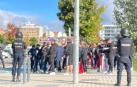 Ante la llegada de los agentes, los radicales han emprendido una huida hacia la avenida Zaragoza y otros, varios ataviados con banderas sevillistas, han sido retenidos para su identificación